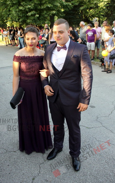 С ретро, класа и блясък абитуриентите на ПМГ "Иван Вазов" дефилираха на червения килим