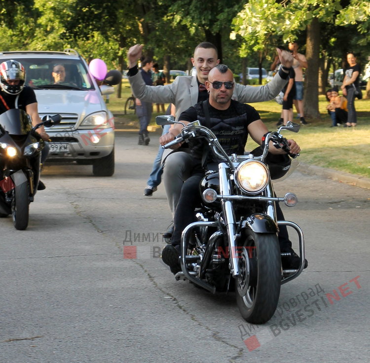 С ретро, класа и блясък абитуриентите на ПМГ "Иван Вазов" дефилираха на червения килим