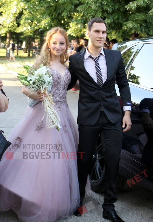 С ретро, класа и блясък абитуриентите на ПМГ "Иван Вазов" дефилираха на червения килим