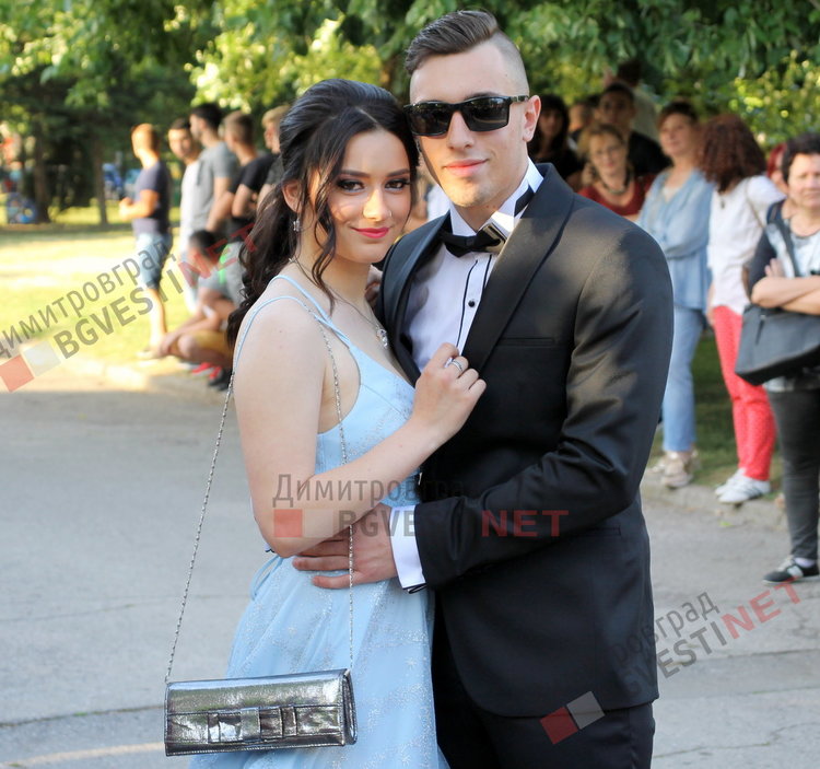 С ретро, класа и блясък абитуриентите на ПМГ "Иван Вазов" дефилираха на червения килим