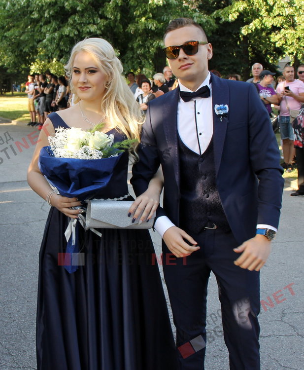 С ретро, класа и блясък абитуриентите на ПМГ "Иван Вазов" дефилираха на червения килим