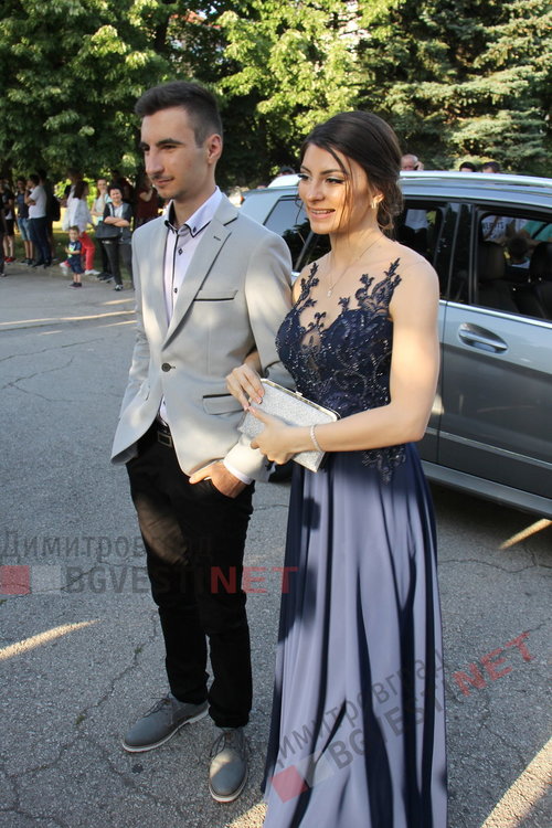 С ретро, класа и блясък абитуриентите на ПМГ "Иван Вазов" дефилираха на червения килим