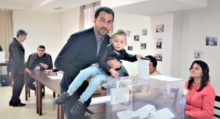 Марин Захариев гласува на евроизборите заедно с малкия си син