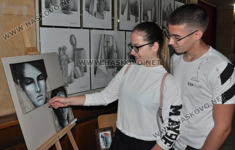 "Колорит" с изложба на картини и четки, показват минало и настояще