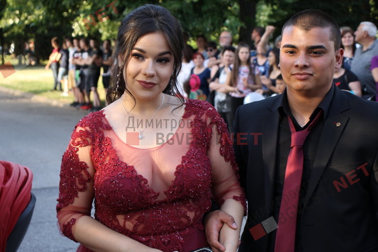 С ретро, класа и блясък абитуриентите на ПМГ "Иван Вазов" дефилираха на червения килим