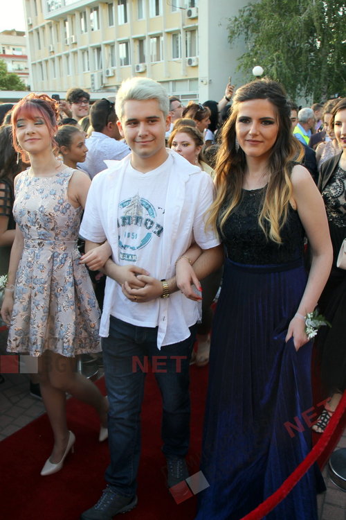 С ретро, класа и блясък абитуриентите на ПМГ "Иван Вазов" дефилираха на червения килим