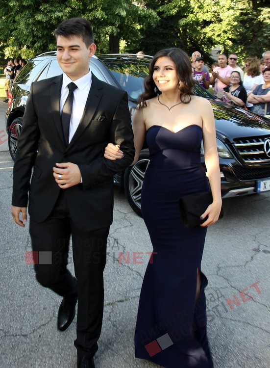 С ретро, класа и блясък абитуриентите на ПМГ "Иван Вазов" дефилираха на червения килим