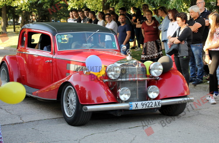 С ретро, класа и блясък абитуриентите на ПМГ "Иван Вазов" дефилираха на червения килим