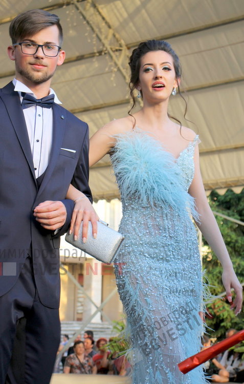 С ретро, класа и блясък абитуриентите на ПМГ "Иван Вазов" дефилираха на червения килим