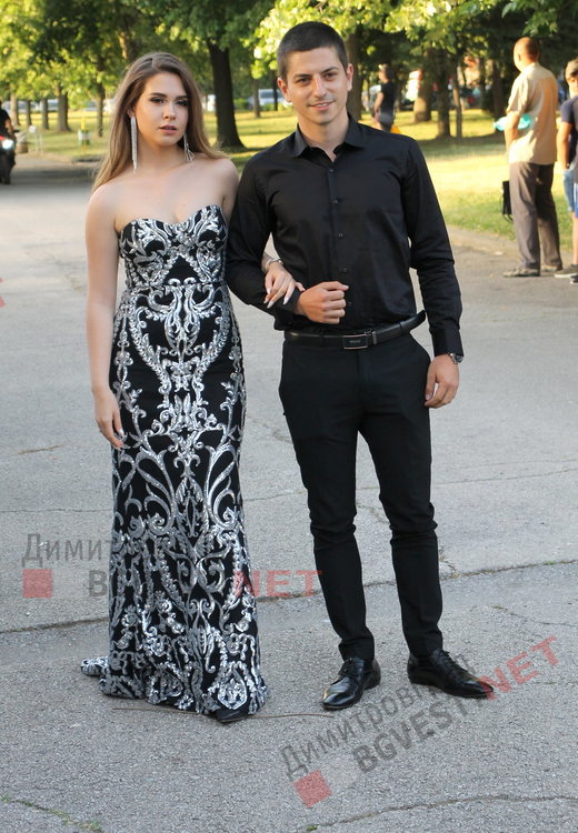 С ретро, класа и блясък абитуриентите на ПМГ "Иван Вазов" дефилираха на червения килим