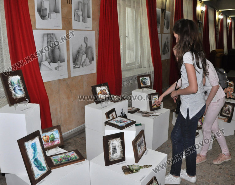 "Колорит" с изложба на картини и четки, показват минало и настояще
