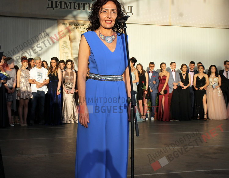 С ретро, класа и блясък абитуриентите на ПМГ "Иван Вазов" дефилираха на червения килим