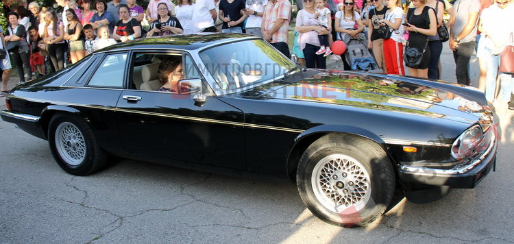 С ретро, класа и блясък абитуриентите на ПМГ "Иван Вазов" дефилираха на червения килим