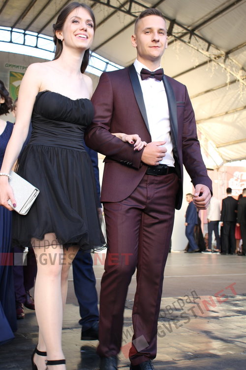 С ретро, класа и блясък абитуриентите на ПМГ "Иван Вазов" дефилираха на червения килим