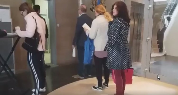 пред секциите за гласуване в Представителството