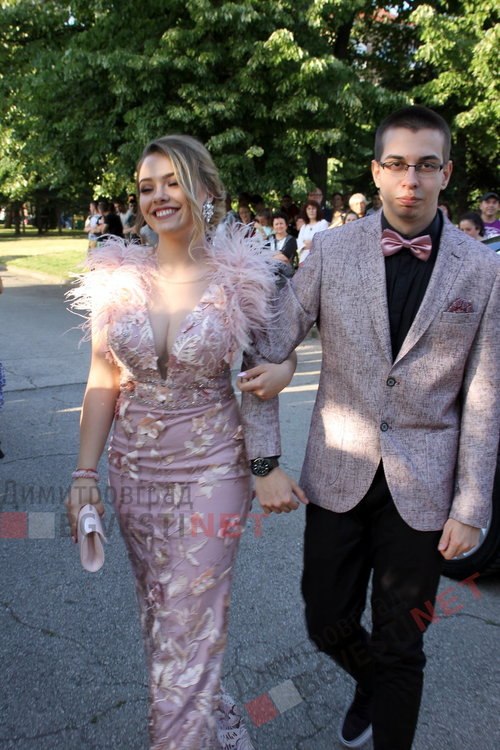 С ретро, класа и блясък абитуриентите на ПМГ "Иван Вазов" дефилираха на червения килим