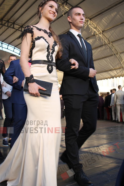 С ретро, класа и блясък абитуриентите на ПМГ "Иван Вазов" дефилираха на червения килим