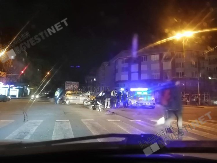 Две деца пострадаха в катастрофа в центъра на Кърджали
