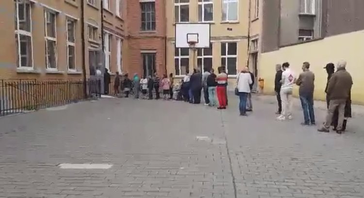 Дворът на училището пред секция №13