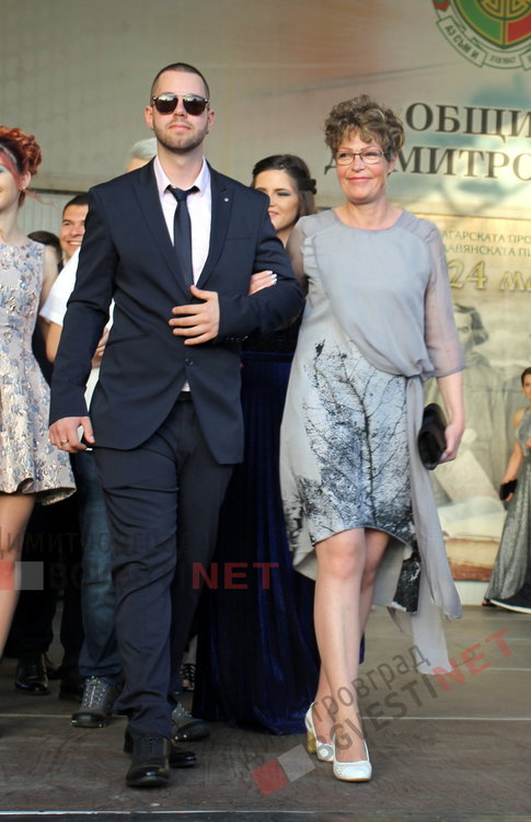 С ретро, класа и блясък абитуриентите на ПМГ "Иван Вазов" дефилираха на червения килим