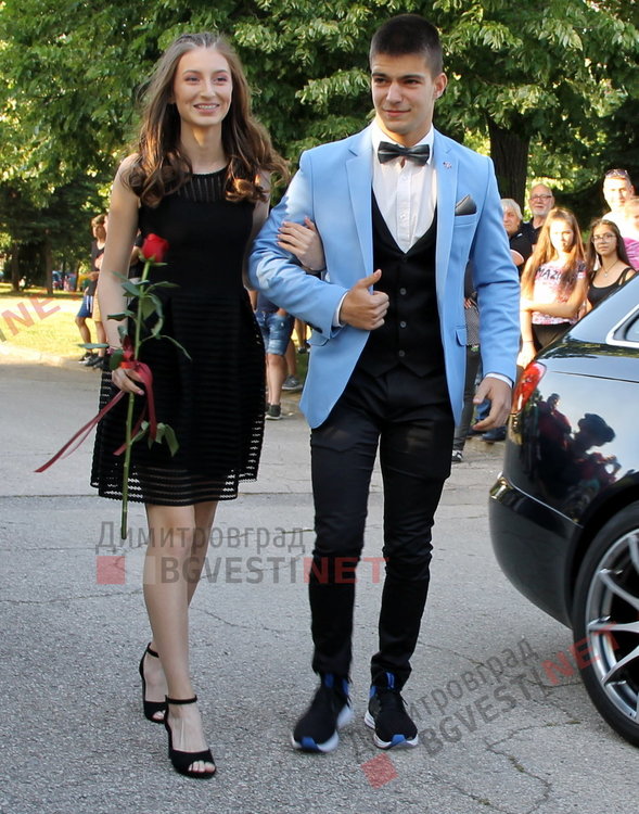 С ретро, класа и блясък абитуриентите на ПМГ "Иван Вазов" дефилираха на червения килим