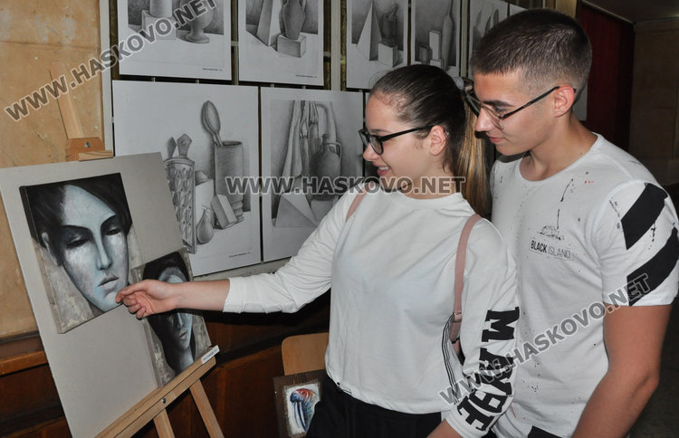 "Колорит" с изложба на картини и четки, показват минало и настояще