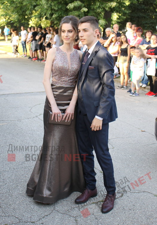 С ретро, класа и блясък абитуриентите на ПМГ "Иван Вазов" дефилираха на червения килим