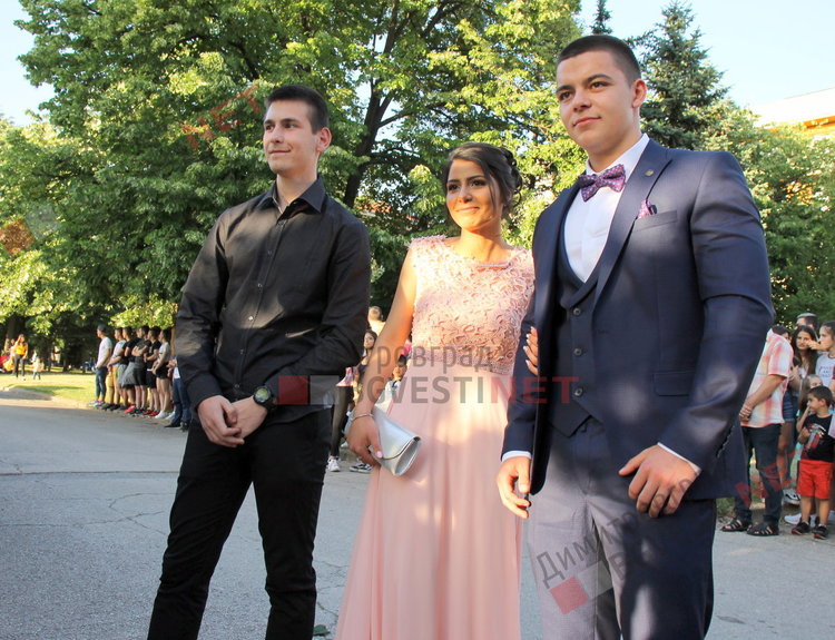 С ретро, класа и блясък абитуриентите на ПМГ "Иван Вазов" дефилираха на червения килим