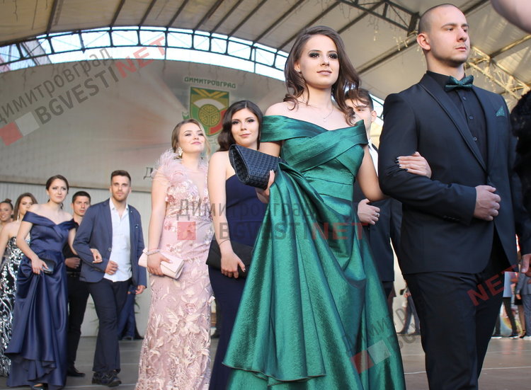 С ретро, класа и блясък абитуриентите на ПМГ "Иван Вазов" дефилираха на червения килим