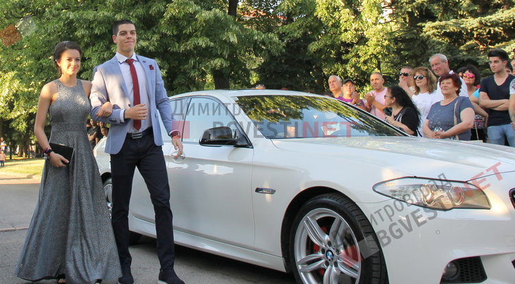 С ретро, класа и блясък абитуриентите на ПМГ "Иван Вазов" дефилираха на червения килим