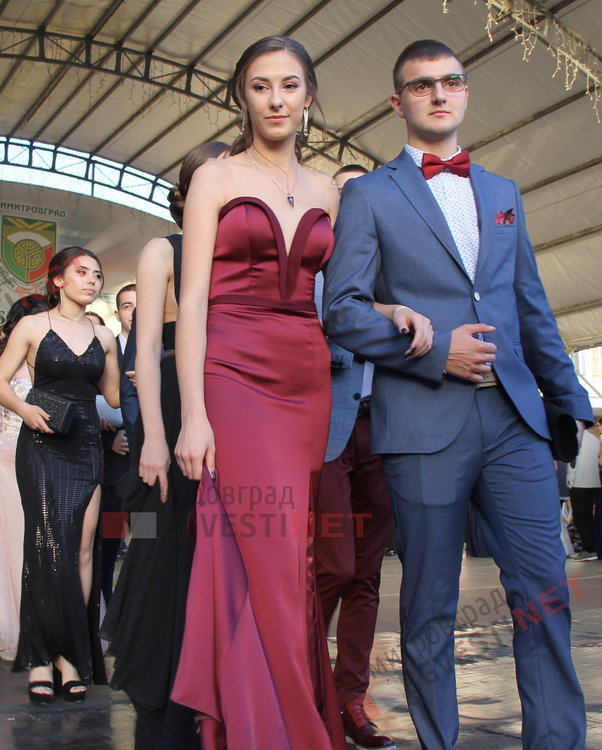 С ретро, класа и блясък абитуриентите на ПМГ "Иван Вазов" дефилираха на червения килим