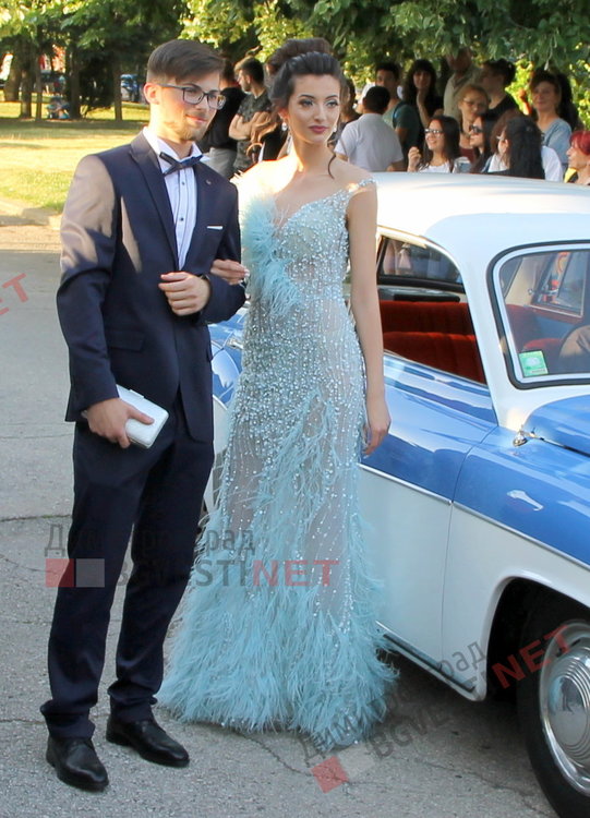 С ретро, класа и блясък абитуриентите на ПМГ "Иван Вазов" дефилираха на червения килим