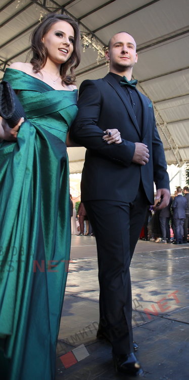 С ретро, класа и блясък абитуриентите на ПМГ "Иван Вазов" дефилираха на червения килим