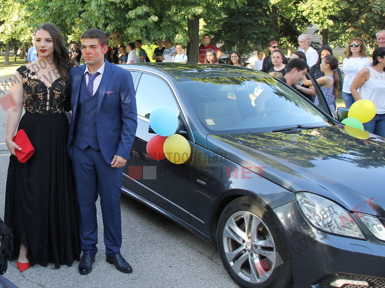 С ретро, класа и блясък абитуриентите на ПМГ "Иван Вазов" дефилираха на червения килим