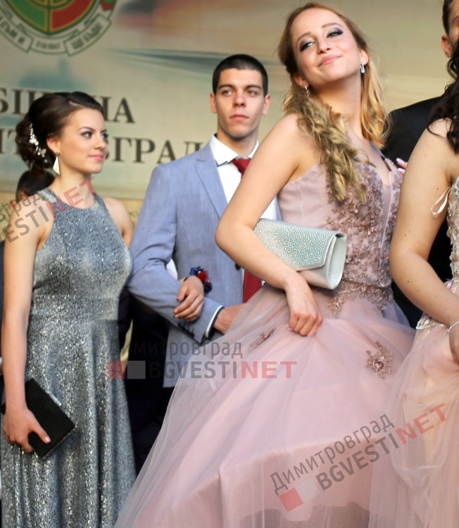 С ретро, класа и блясък абитуриентите на ПМГ "Иван Вазов" дефилираха на червения килим