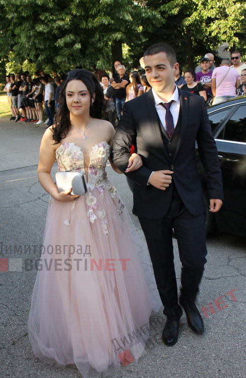 С ретро, класа и блясък абитуриентите на ПМГ "Иван Вазов" дефилираха на червения килим