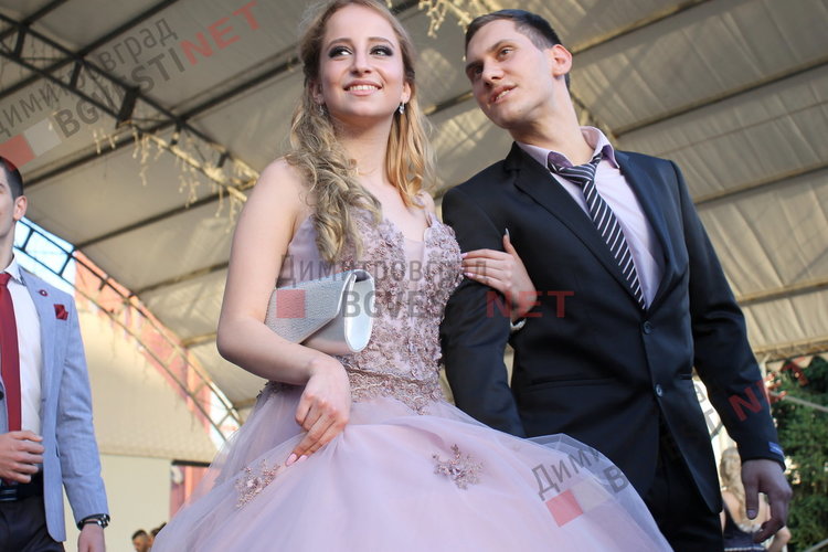 С ретро, класа и блясък абитуриентите на ПМГ "Иван Вазов" дефилираха на червения килим