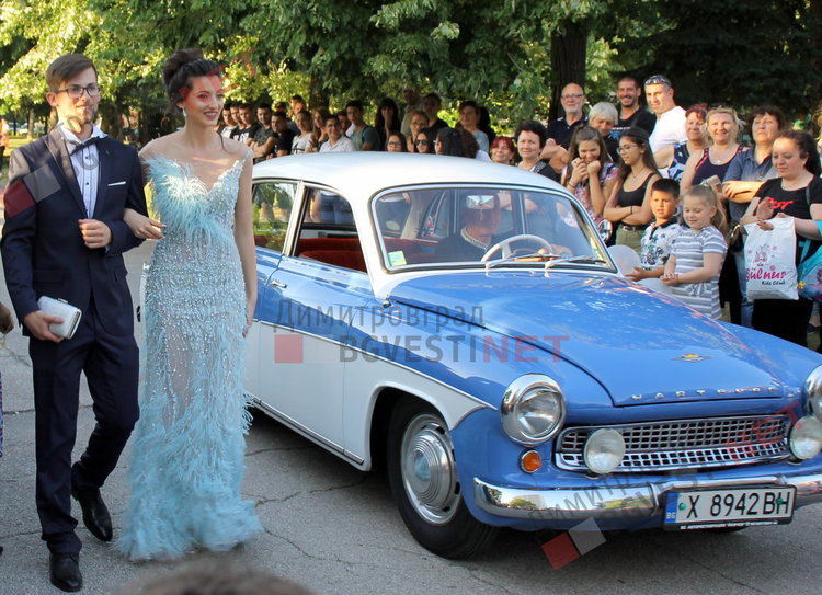 С ретро, класа и блясък абитуриентите на ПМГ "Иван Вазов" дефилираха на червения килим