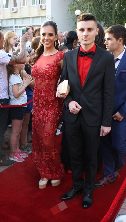 С ретро, класа и блясък абитуриентите на ПМГ "Иван Вазов" дефилираха на червения килим