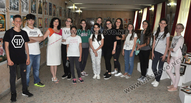 "Колорит" с изложба на картини и четки, показват минало и настояще