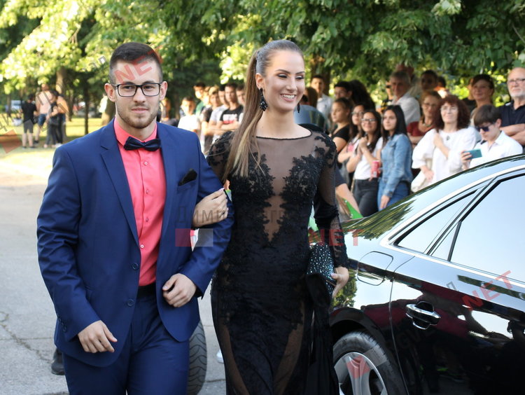 С ретро, класа и блясък абитуриентите на ПМГ "Иван Вазов" дефилираха на червения килим