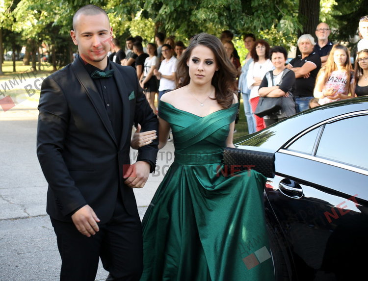 С ретро, класа и блясък абитуриентите на ПМГ "Иван Вазов" дефилираха на червения килим