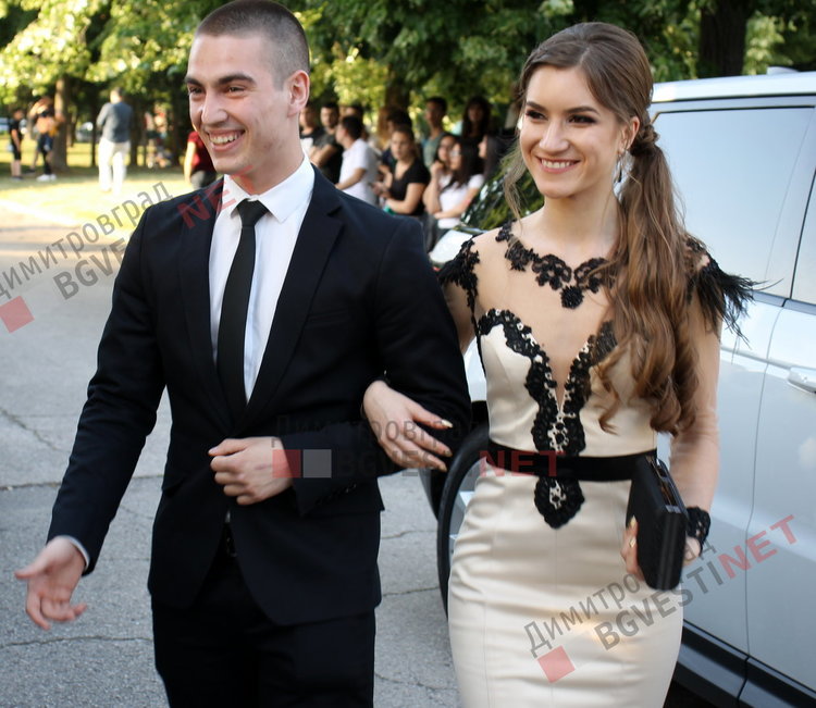 С ретро, класа и блясък абитуриентите на ПМГ "Иван Вазов" дефилираха на червения килим