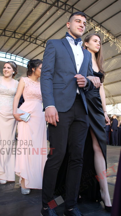 С ретро, класа и блясък абитуриентите на ПМГ "Иван Вазов" дефилираха на червения килим