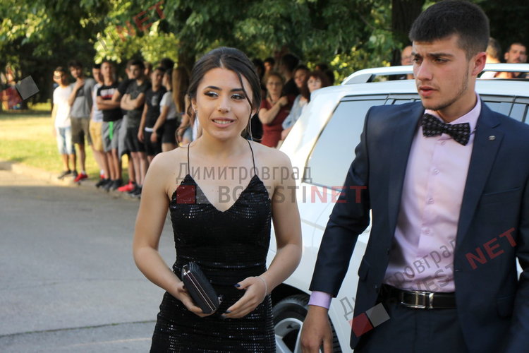 С ретро, класа и блясък абитуриентите на ПМГ "Иван Вазов" дефилираха на червения килим