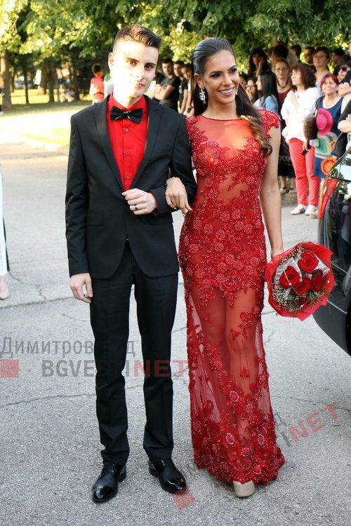 С ретро, класа и блясък абитуриентите на ПМГ "Иван Вазов" дефилираха на червения килим