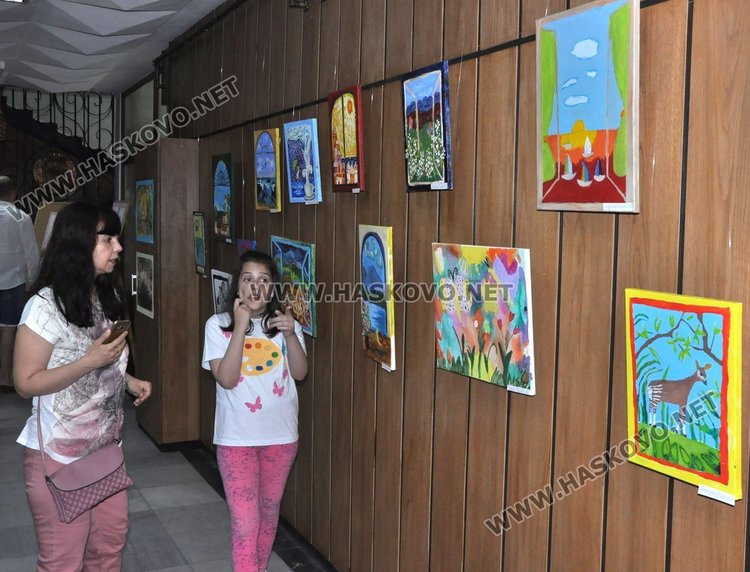 Художниците от „Пастело” за трети път красят фоайето на библиотеката