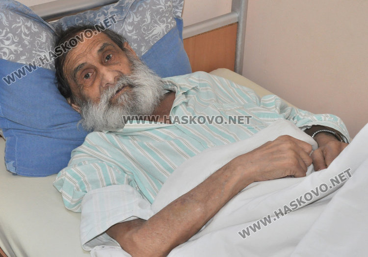 Болен, изоставен без документи на спирката мъж, намира покрив в Старческия дом в Хасково