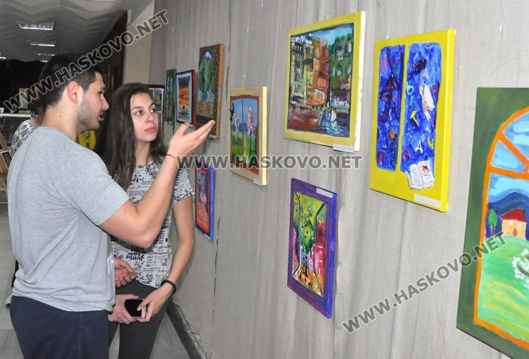 Художниците от „Пастело” за трети път красят фоайето на библиотеката