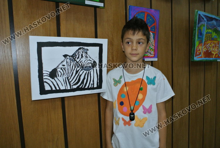 Художниците от „Пастело” за трети път красят фоайето на библиотеката